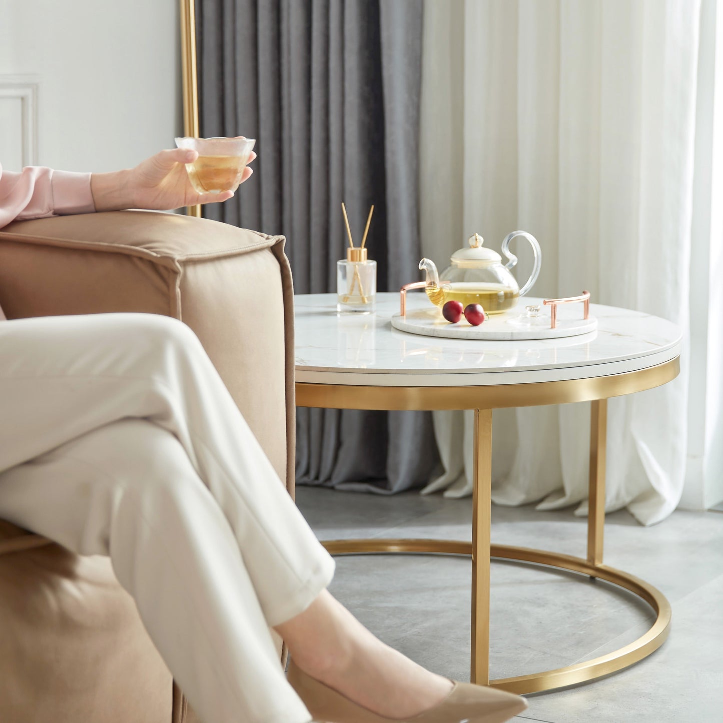 Alfaro Round Coffee Table - Flexible and Practical Design